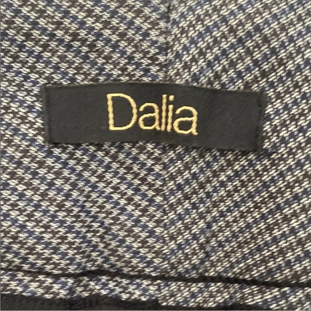 DALIA Women’s Gray Slim Fit Pants. Size M